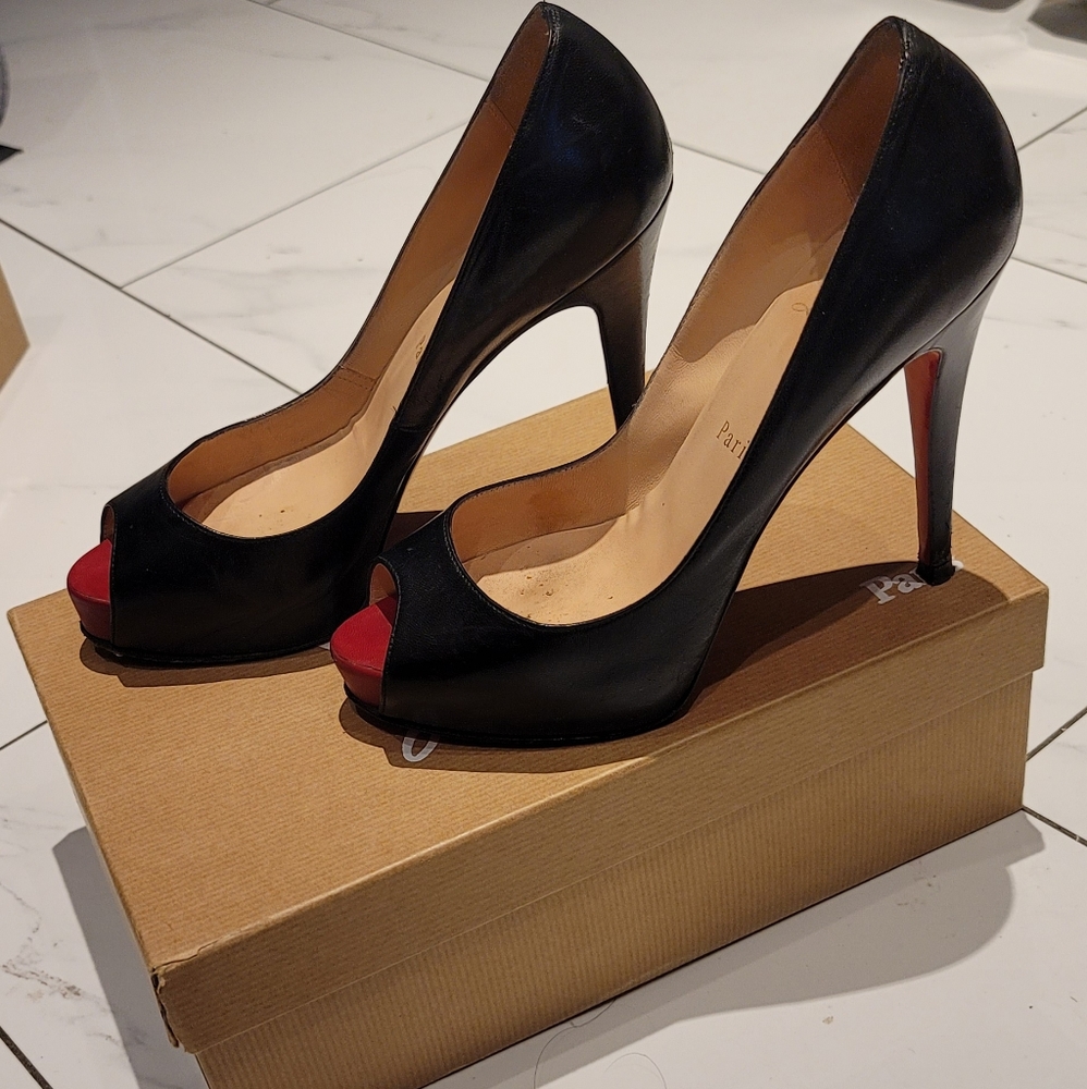 Louboutin Classic and Iconic Very Prive in 37.5 120 in leather with the red toes